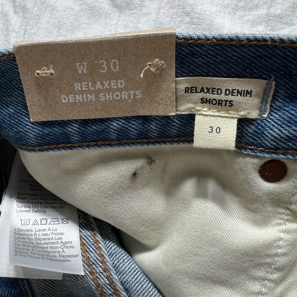 New Madewell mid rise sits on hips with a roomy leg size W 30 3 inch inseam. NWT - Picture 4 of 8